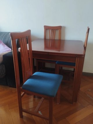 Mesa de madera con 4 sillas