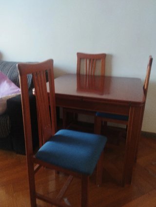Mesa de madera con 4 sillas