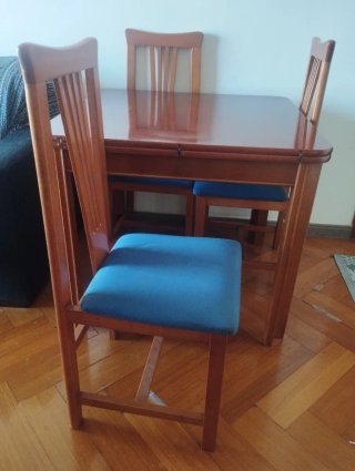 Mesa de madera con 4 sillas