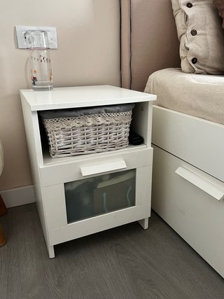 Cama IKEA Brimnes 160x200 y mesitas de noche