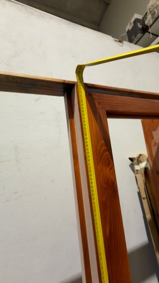 Puerta de entrada de madera con reja