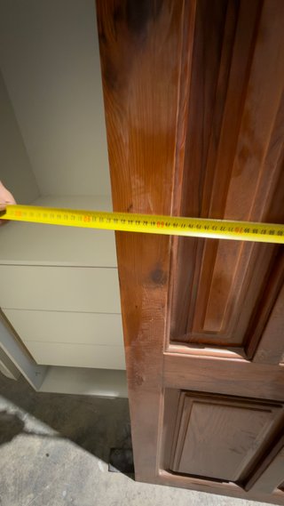 Puerta de entrada de madera con reja