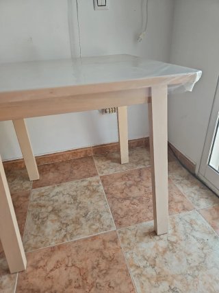 Mesa cuadrada y 2 taburetes Ikea