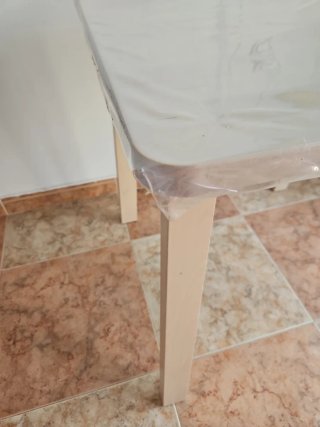Mesa cuadrada y 2 taburetes Ikea