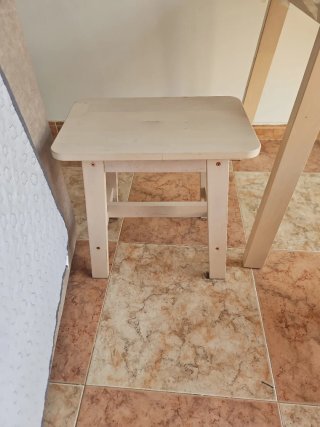 Mesa cuadrada y 2 taburetes Ikea