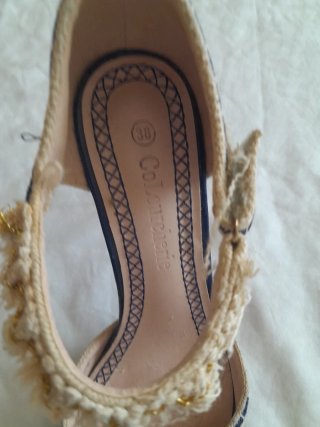 Sandalias de tacón beige y azul