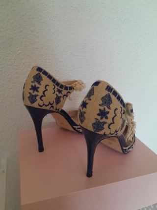 Sandalias de tacón beige y azul