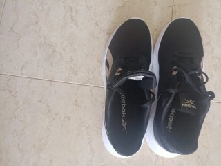 Zapatillas Reebok Negras y Beige