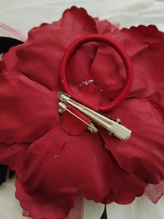Tocado fiesta flor bordeaux plumas broche pinza el