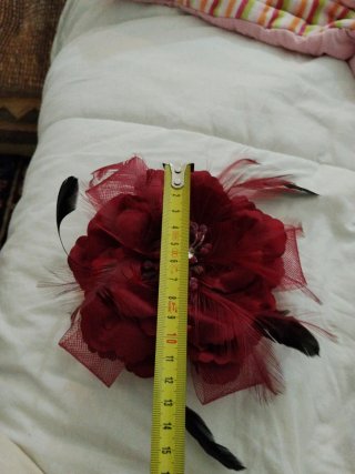 Tocado fiesta flor bordeaux plumas broche pinza el