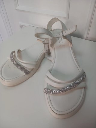 Sandalias planas blancas con plata