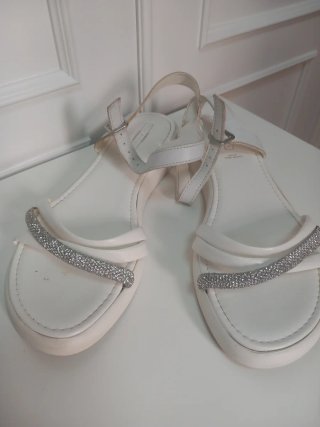 Sandalias planas blancas con plata