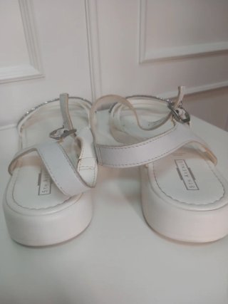 Sandalias planas blancas con plata