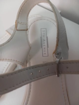 Sandalias planas blancas con plata
