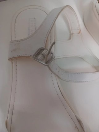 Sandalias planas blancas con plata