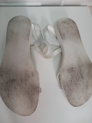 Sandalias planas blancas con plata