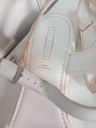 Sandalias planas blancas con plata