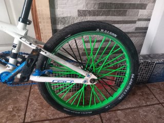 Bicicleta BMX GT Blanca Ruedas Verdes