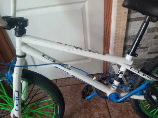 Bicicleta BMX GT Blanca Ruedas Verdes