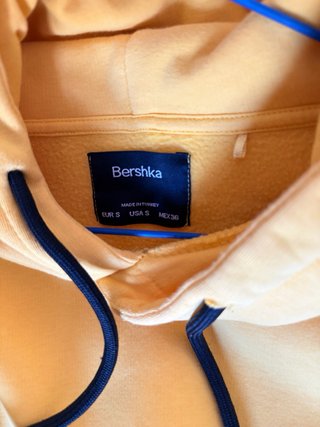 Sudadera Bershka amarilla con estampados