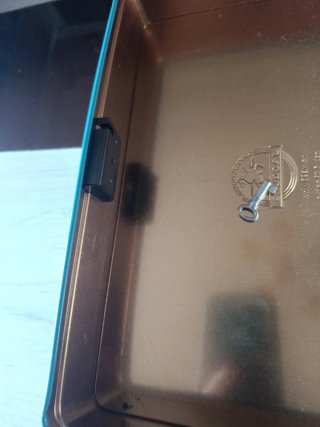 Caja metálica antigua con llave
