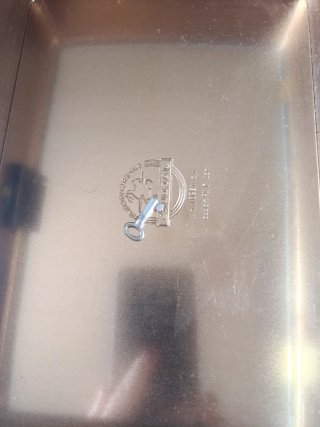 Caja metálica antigua con llave