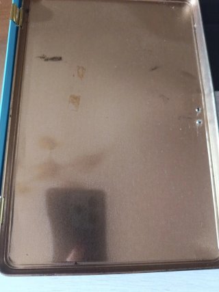 Caja metálica antigua con llave