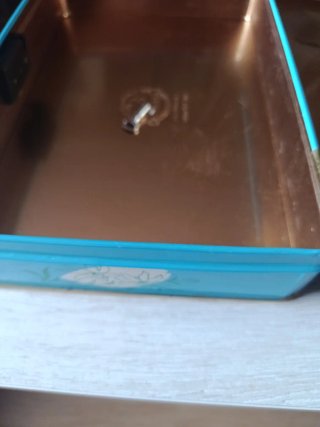 Caja metálica antigua con llave