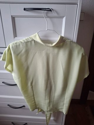 Blusa verde-amarilla con nudo