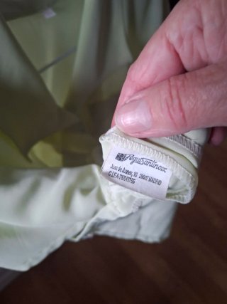 Blusa verde-amarilla con nudo