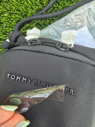 Bolso bandolera Tommy Hilfiger negro, unisex