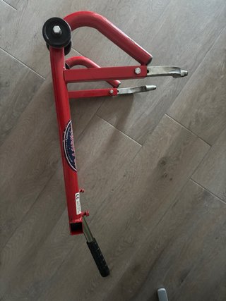 Caballete delantero moto rojo