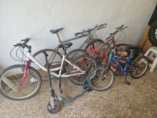 Lote de bicicletas y patinete
