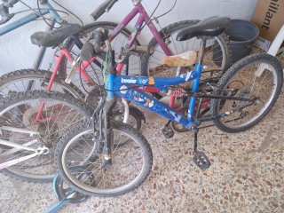 Lote de bicicletas y patinete