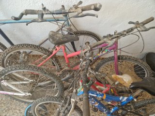 Lote de bicicletas y patinete