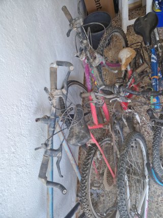 Lote de bicicletas y patinete