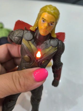Figuras Hulk y Thor con luz