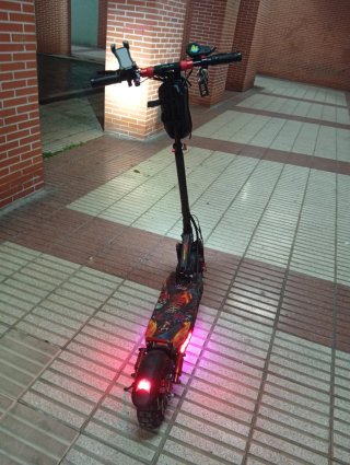 Patinete eléctrico MankeeL con luces como nuevo