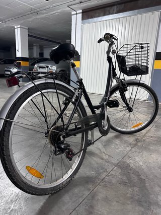 Bicicleta de paseo negra con cesta