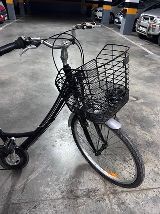 Bicicleta de paseo negra con cesta