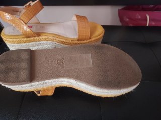 Sandalias de cuña con hebilla
