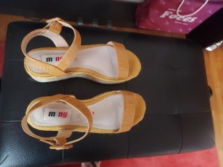 Sandalias de cuña con hebilla