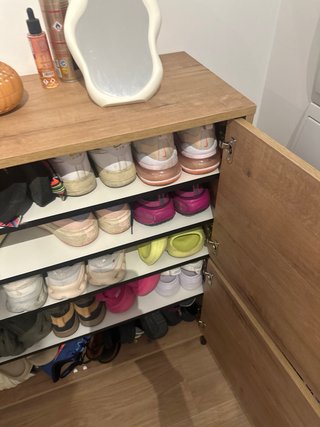 Zapatero de madera y plástico