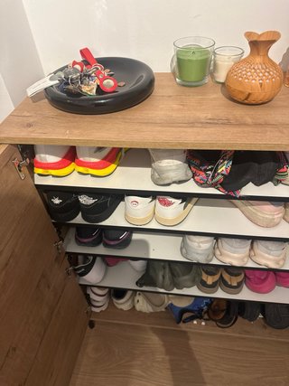 Zapatero de madera y plástico