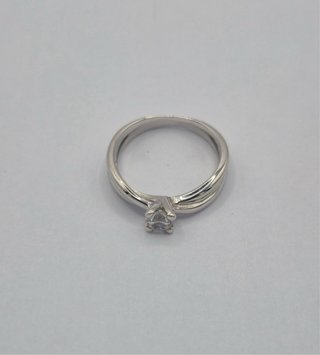Anillo Solitario Oro Blanco 18K con piedra central