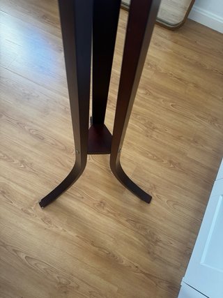 Perchero de madera oscuro