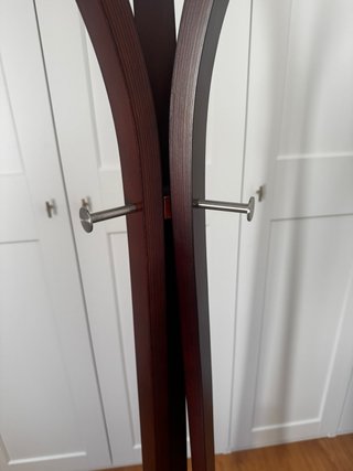Perchero de madera oscuro