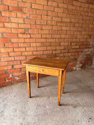 Mesa auxiliar de madera con cajón