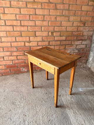 Mesa auxiliar de madera con cajón