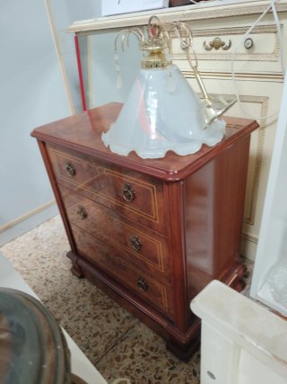 Mesita de noche de madera con detalles dorados